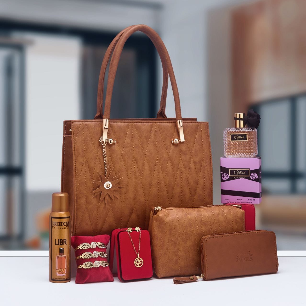 إطلالة العيد المثالية – حقيبة نسائية مع إكسسوارات راقية