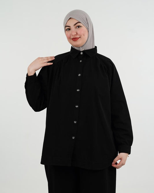 طقم نسائي محتشم وأنيق من قطعتين – قميص بأزرار وبنطال واسع