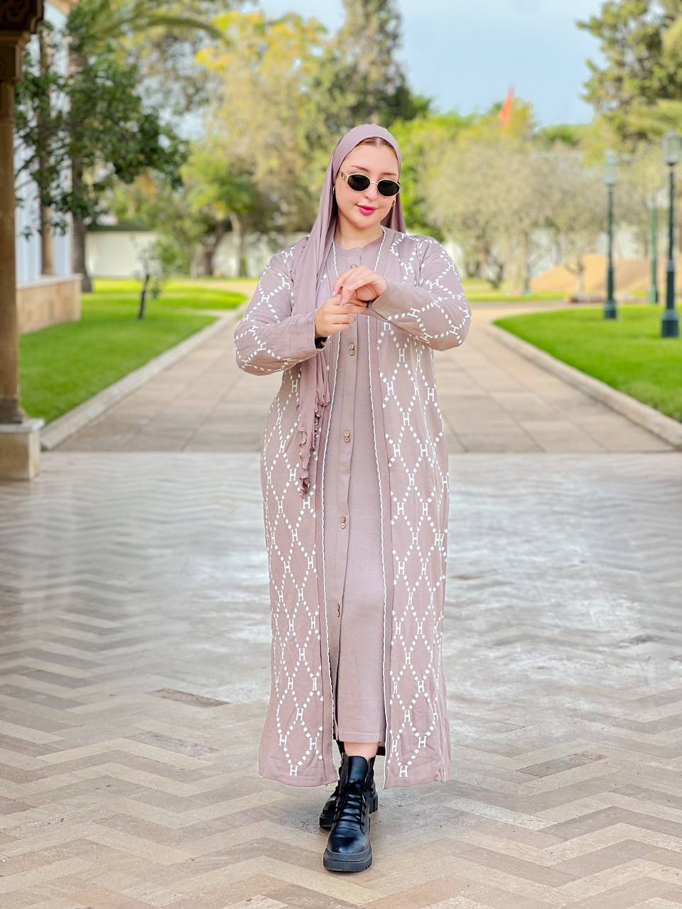 طقم طويل تركي مميز – قصّة مريحة ونقشة فاخرة تناسب كل المناسبات