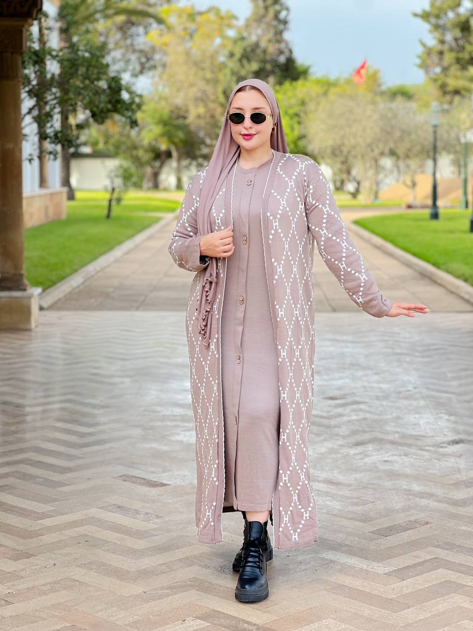 طقم طويل تركي مميز – قصّة مريحة ونقشة فاخرة تناسب كل المناسبات