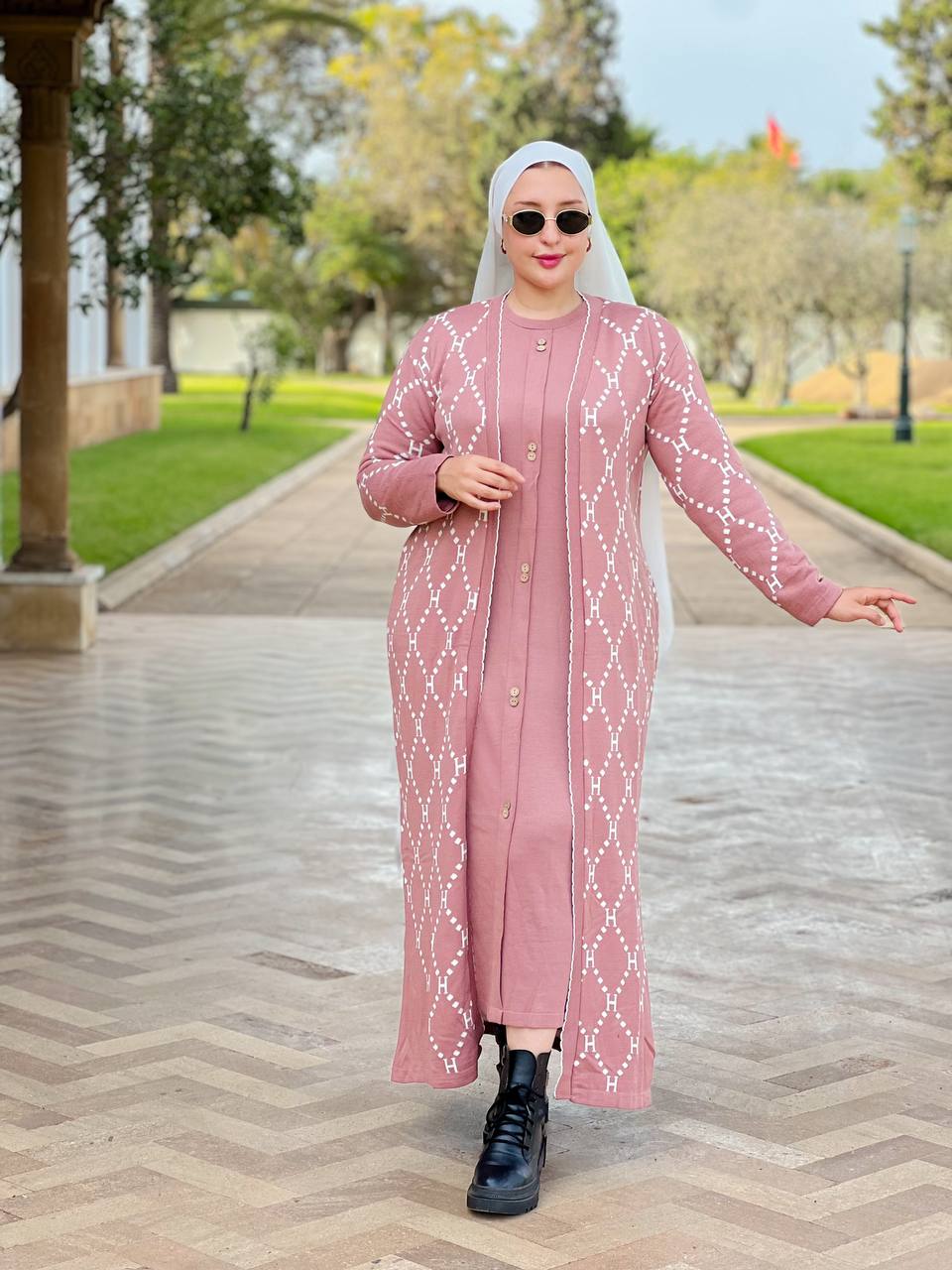 طقم طويل تركي مميز – قصّة مريحة ونقشة فاخرة تناسب كل المناسبات