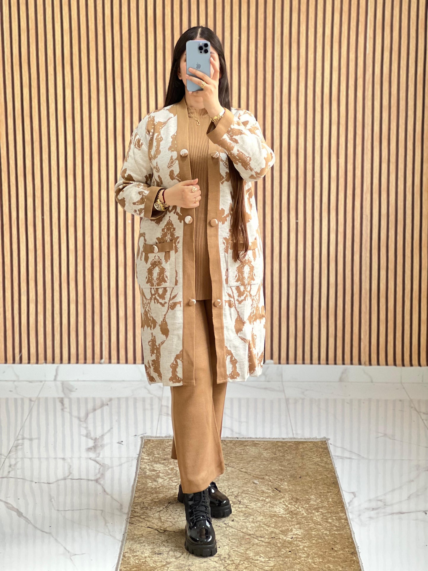 طقم صوف أنيق بثلاث قطع بنقوش فاخرة لإطلالة شتوية دافئة