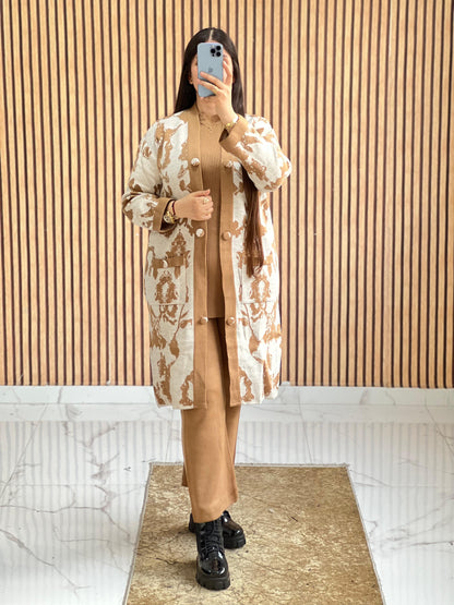 طقم صوف أنيق بثلاث قطع بنقوش فاخرة لإطلالة شتوية دافئة