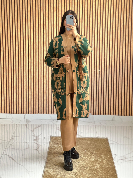 طقم صوف أنيق بثلاث قطع بنقوش فاخرة لإطلالة شتوية دافئة