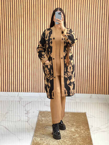 طقم صوف أنيق بثلاث قطع بنقوش فاخرة لإطلالة شتوية دافئة