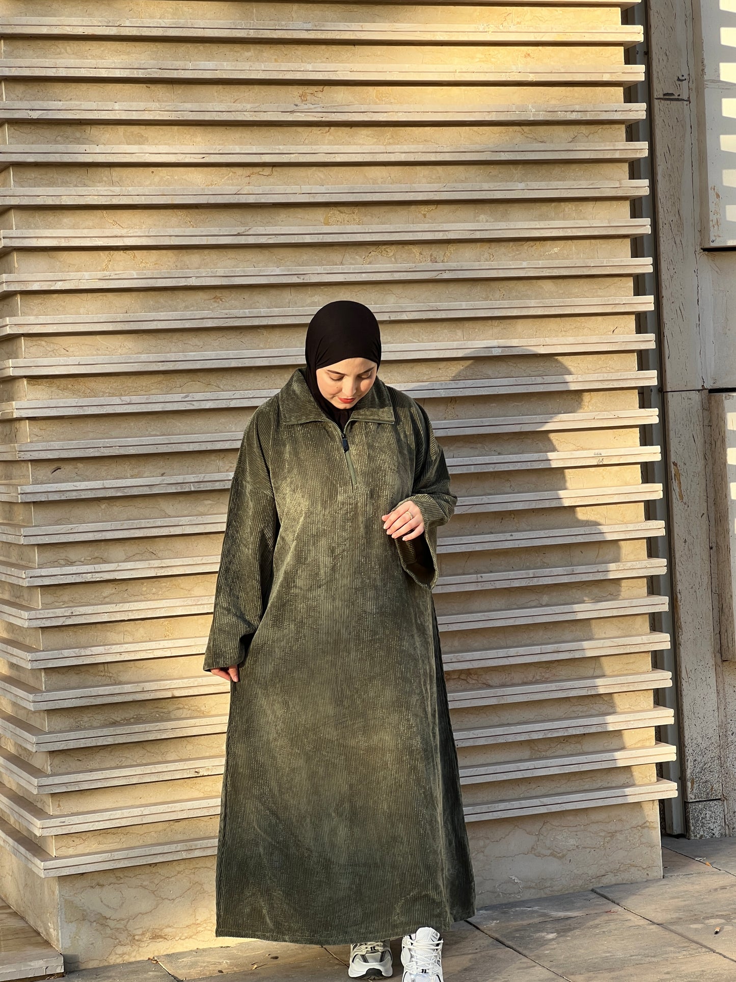 فستان بيرلا الشتوي: دفء فخم بألوان أنيقة لكل الإطلالات