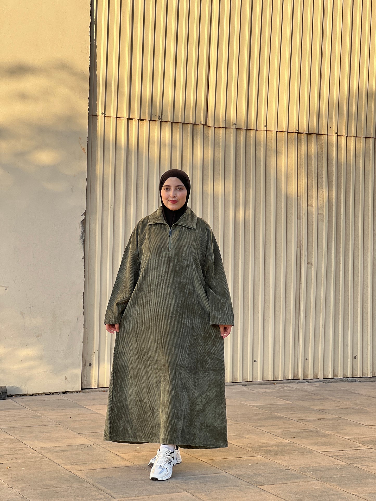 فستان بيرلا الشتوي: دفء فخم بألوان أنيقة لكل الإطلالات