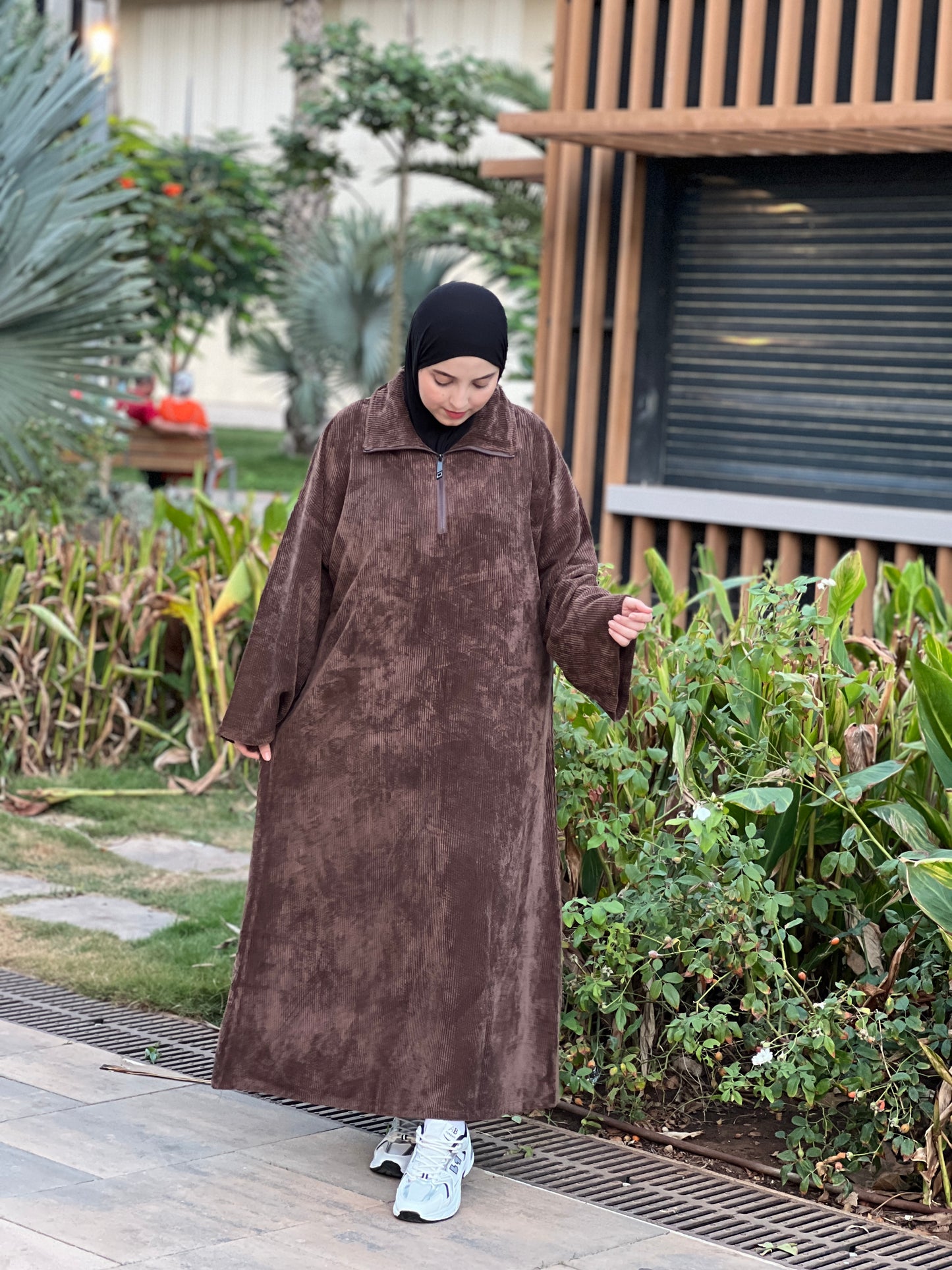 فستان بيرلا الشتوي: دفء فخم بألوان أنيقة لكل الإطلالات