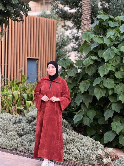 فستان بيرلا الشتوي: دفء فخم بألوان أنيقة لكل الإطلالات