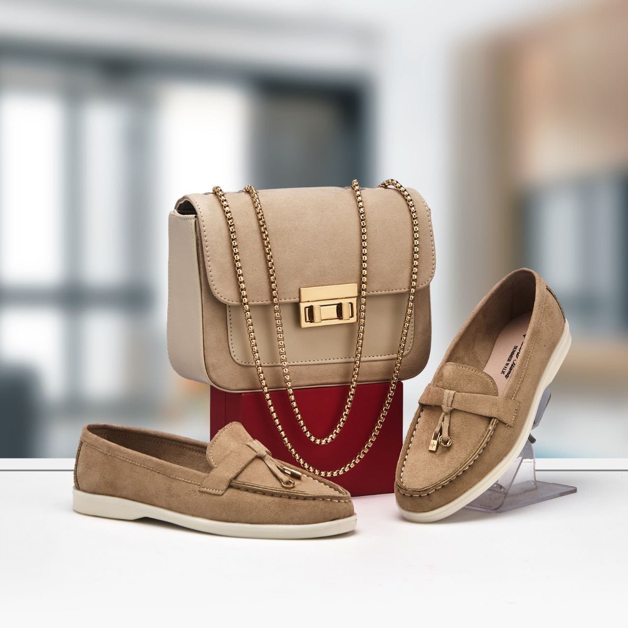 طقم حقيبة وحذاء متناسق لإطلالة أنيقة متكاملة