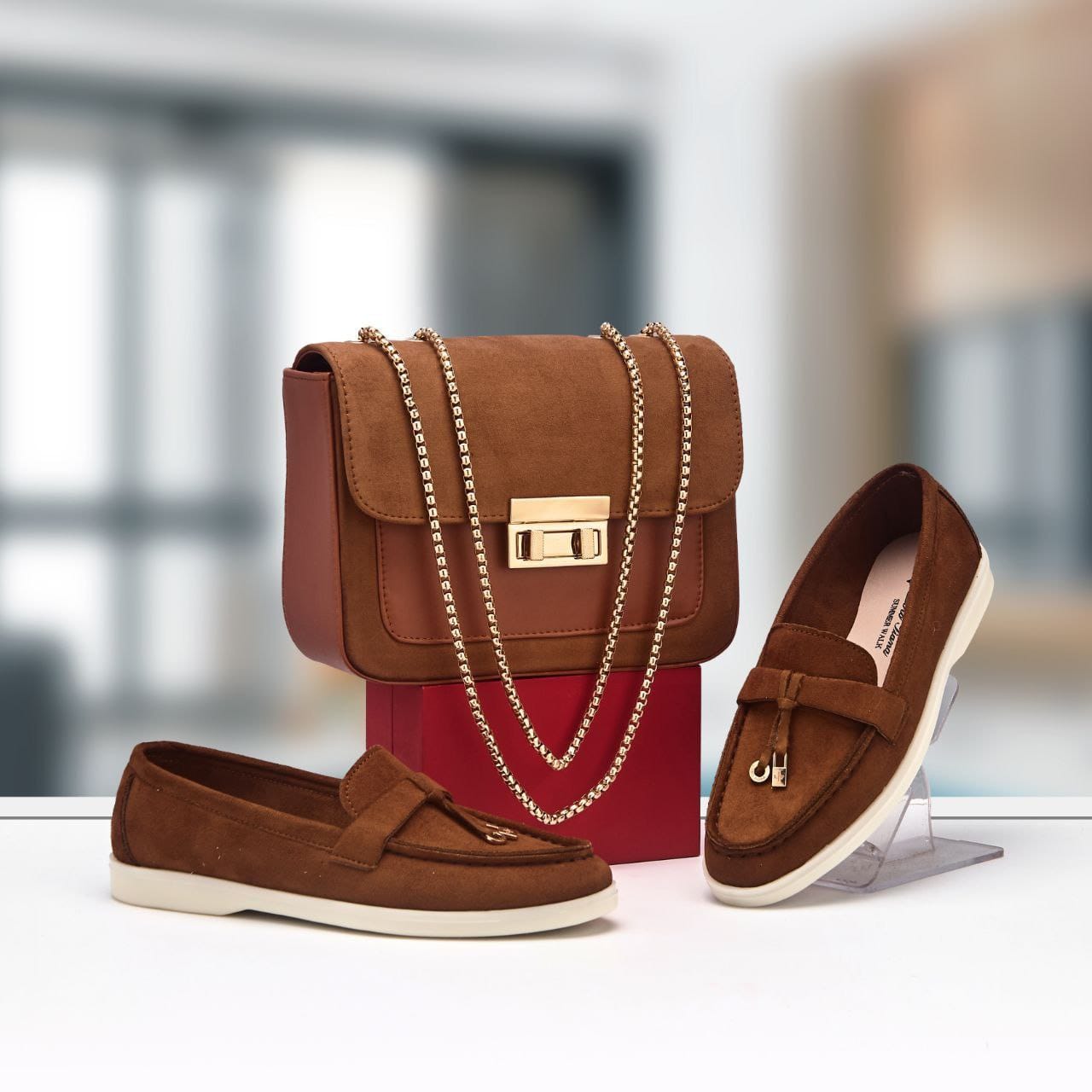 طقم حقيبة وحذاء متناسق لإطلالة أنيقة متكاملة