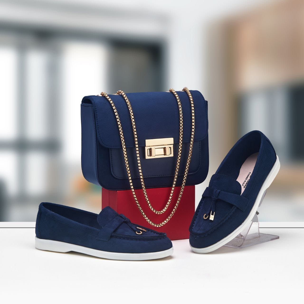 طقم حقيبة وحذاء متناسق لإطلالة أنيقة متكاملة