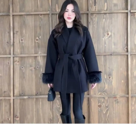 مونطو شتوي فاخر بقصّة راب عصرية وحزام عند الخصر يمنحك إطلالة أنيقة وفخمة في كل خروجك.