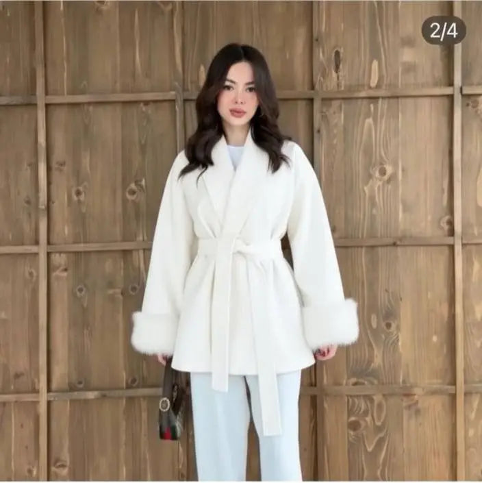 مونطو شتوي فاخر بقصّة راب عصرية وحزام عند الخصر يمنحك إطلالة أنيقة وفخمة في كل خروجك.