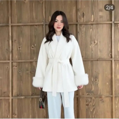 مونطو شتوي فاخر بقصّة راب عصرية وحزام عند الخصر يمنحك إطلالة أنيقة وفخمة في كل خروجك.