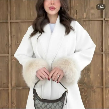 مونطو شتوي فاخر بقصّة راب عصرية وحزام عند الخصر يمنحك إطلالة أنيقة وفخمة في كل خروجك.