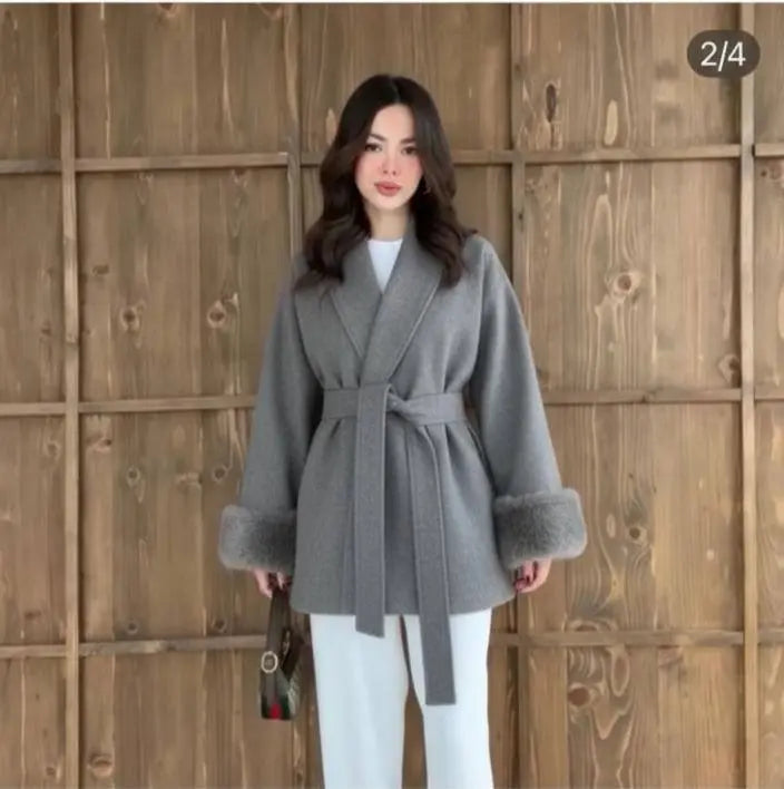 مونطو شتوي فاخر بقصّة راب عصرية وحزام عند الخصر يمنحك إطلالة أنيقة وفخمة في كل خروجك.