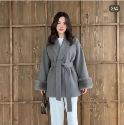 مونطو شتوي فاخر بقصّة راب عصرية وحزام عند الخصر يمنحك إطلالة أنيقة وفخمة في كل خروجك.