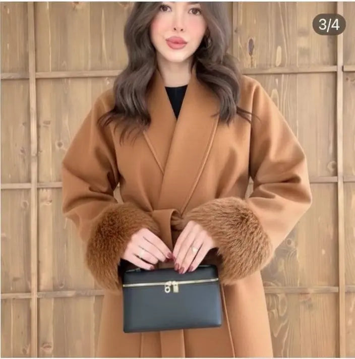 مونطو شتوي فاخر بقصّة راب عصرية وحزام عند الخصر يمنحك إطلالة أنيقة وفخمة في كل خروجك.