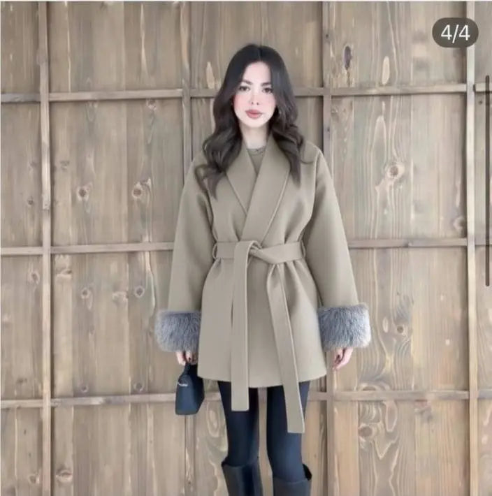 مونطو شتوي فاخر بقصّة راب عصرية وحزام عند الخصر يمنحك إطلالة أنيقة وفخمة في كل خروجك.