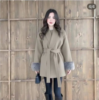 مونطو شتوي فاخر بقصّة راب عصرية وحزام عند الخصر يمنحك إطلالة أنيقة وفخمة في كل خروجك.