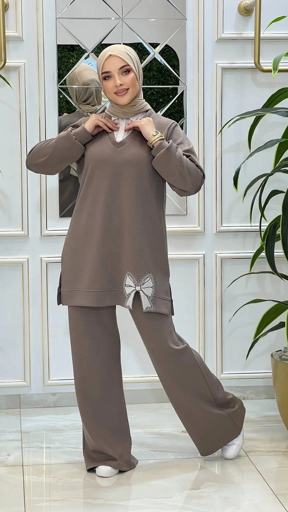 طقم كاجوال راقي بقصة واسعة وألوان هادئة يعكس أناقة المرأة المغربية