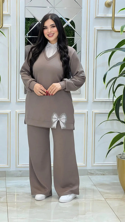 طقم كاجوال راقي بقصة واسعة وألوان هادئة يعكس أناقة المرأة المغربية