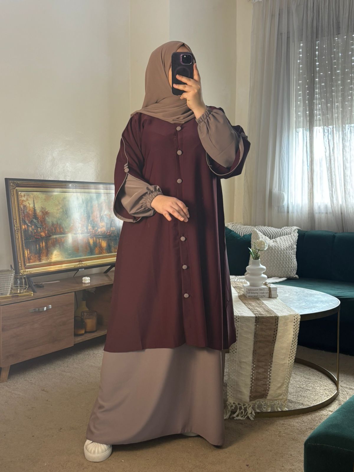 عباية محتشمة بلمسة عصرية، قطعة من قطعتين بلونين متناسقين تمنحك إطلالة أنيقة ومريحة في كل الأوقات.