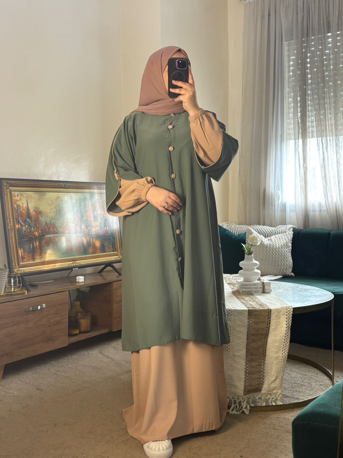 عباية محتشمة بلمسة عصرية، قطعة من قطعتين بلونين متناسقين تمنحك إطلالة أنيقة ومريحة في كل الأوقات.