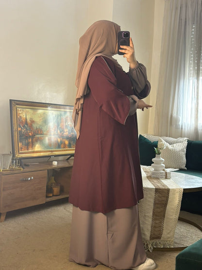 عباية محتشمة بلمسة عصرية، قطعة من قطعتين بلونين متناسقين تمنحك إطلالة أنيقة ومريحة في كل الأوقات.