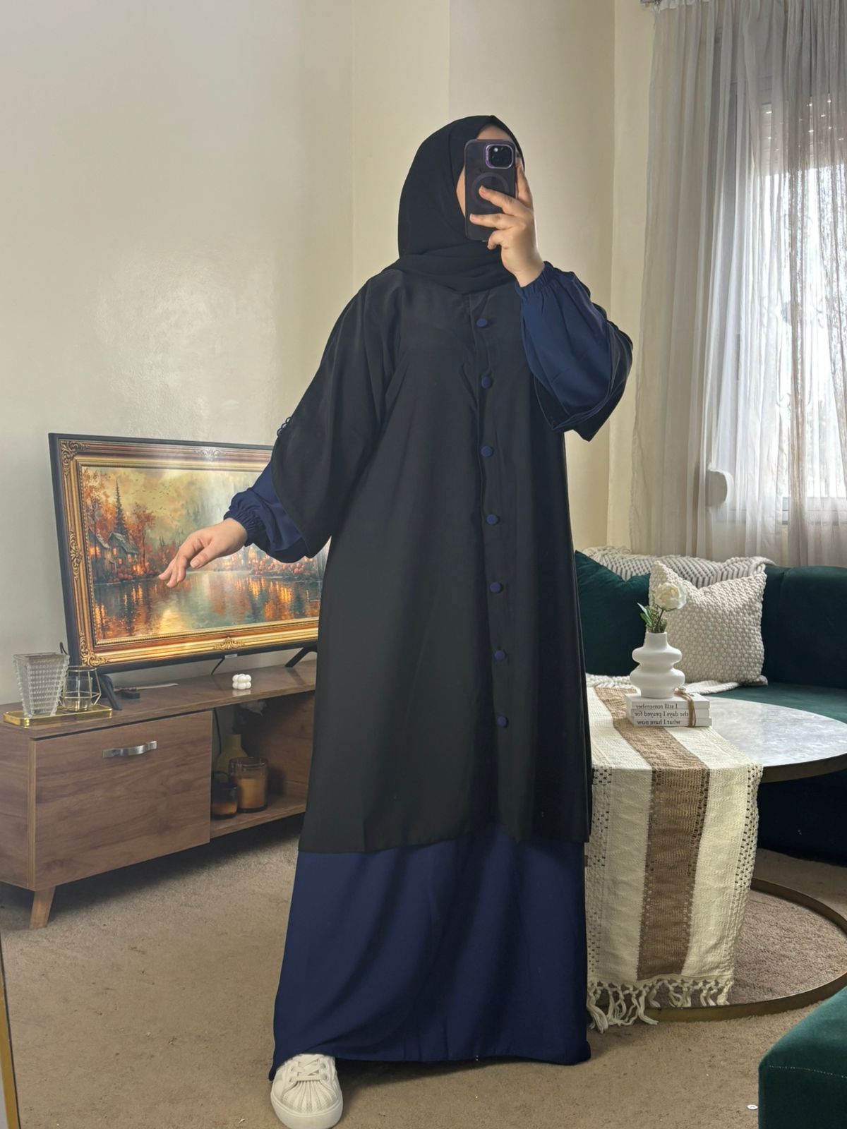 عباية محتشمة بلمسة عصرية، قطعة من قطعتين بلونين متناسقين تمنحك إطلالة أنيقة ومريحة في كل الأوقات.