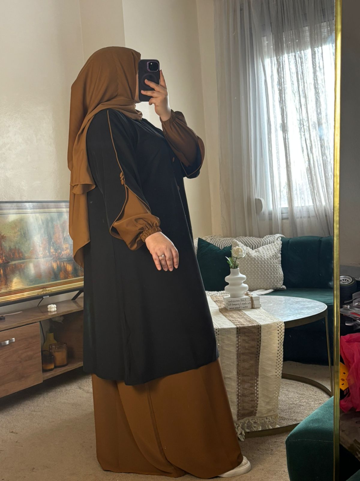 عباية محتشمة بلمسة عصرية، قطعة من قطعتين بلونين متناسقين تمنحك إطلالة أنيقة ومريحة في كل الأوقات.