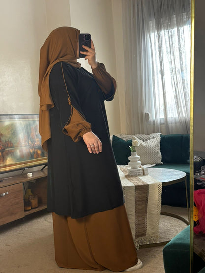 عباية محتشمة بلمسة عصرية، قطعة من قطعتين بلونين متناسقين تمنحك إطلالة أنيقة ومريحة في كل الأوقات.