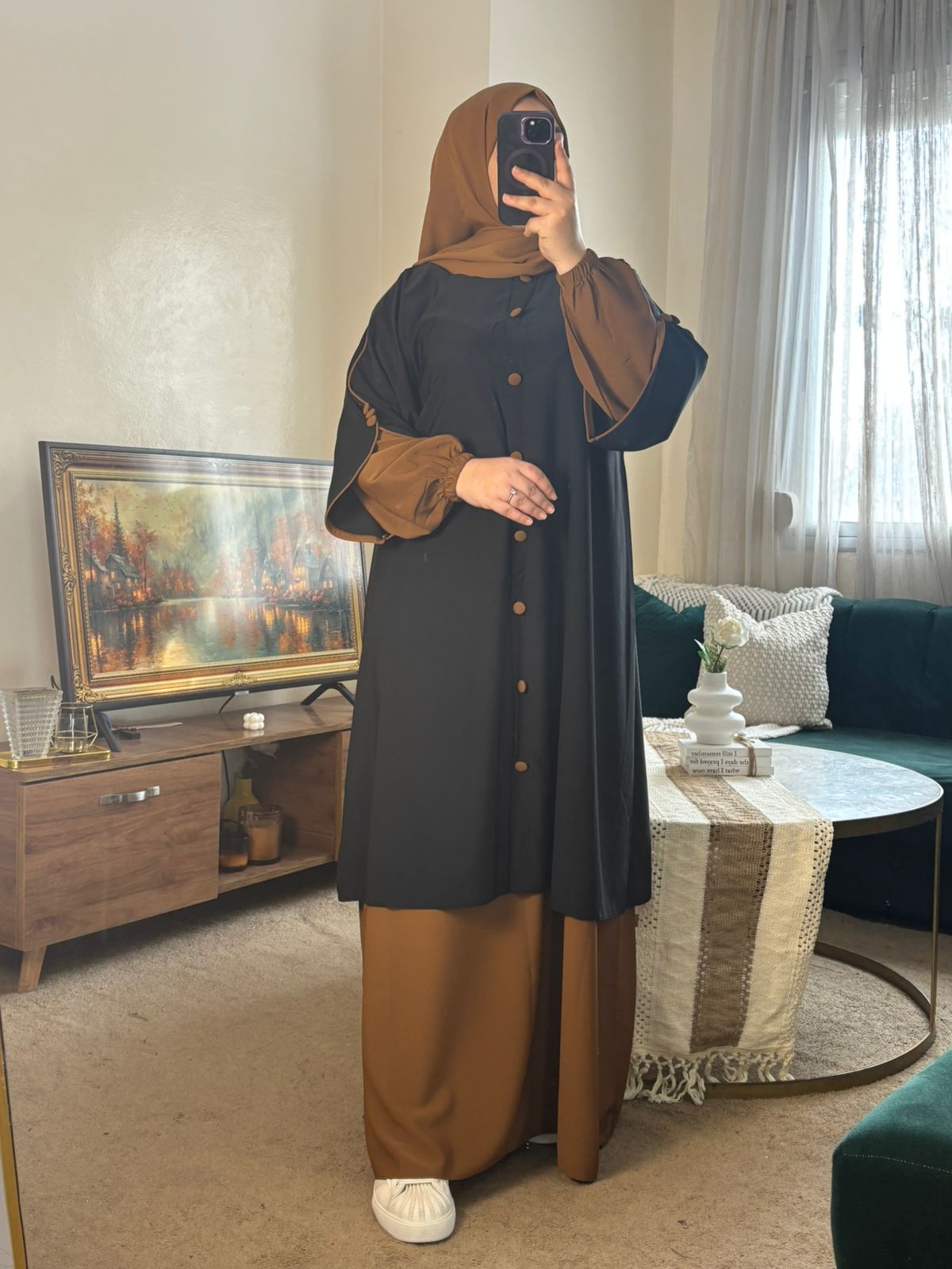 عباية محتشمة بلمسة عصرية، قطعة من قطعتين بلونين متناسقين تمنحك إطلالة أنيقة ومريحة في كل الأوقات.