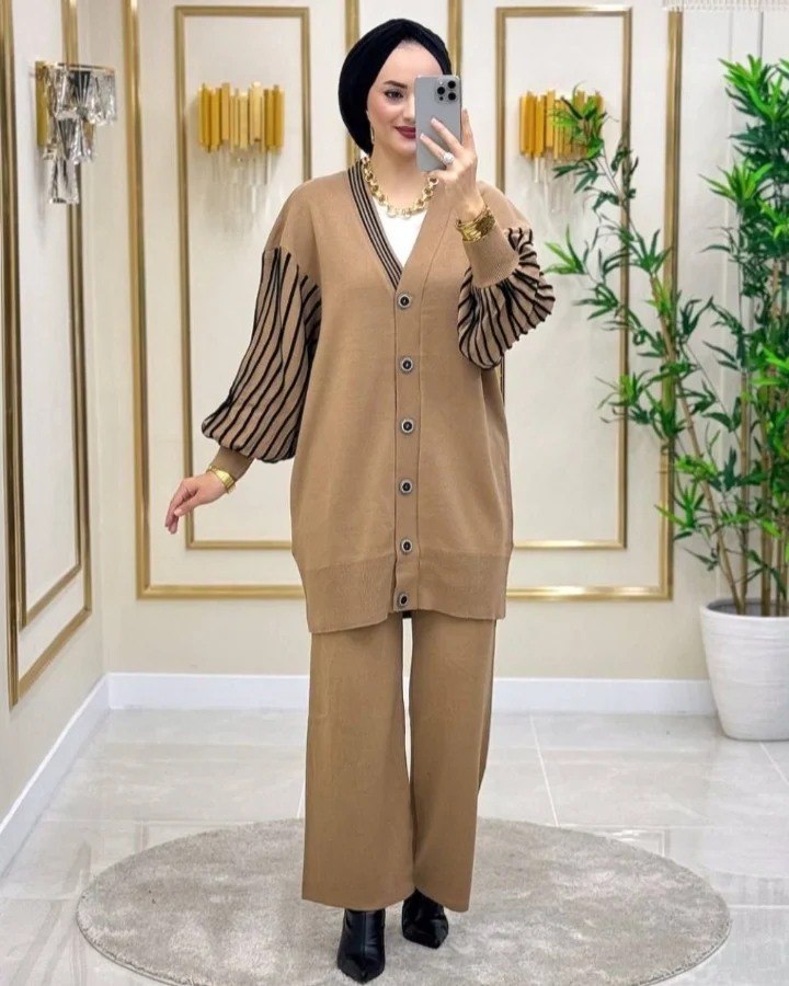 طقم&nbsp; تركي من قطعتين بأكمام مخططة – أناقة مريحة لكل الفصول