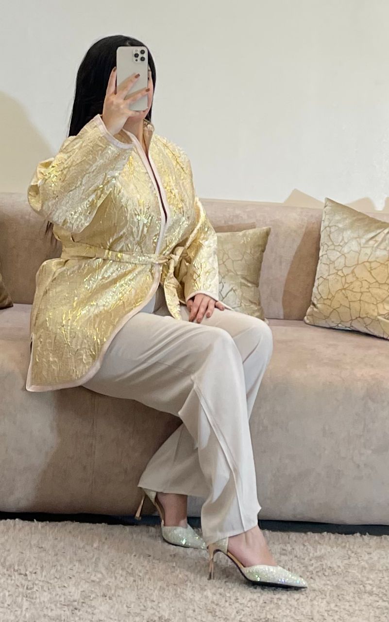 👗 كيمونو أنيق مع سروال وحزام – لوك مميز لعيد الفطر