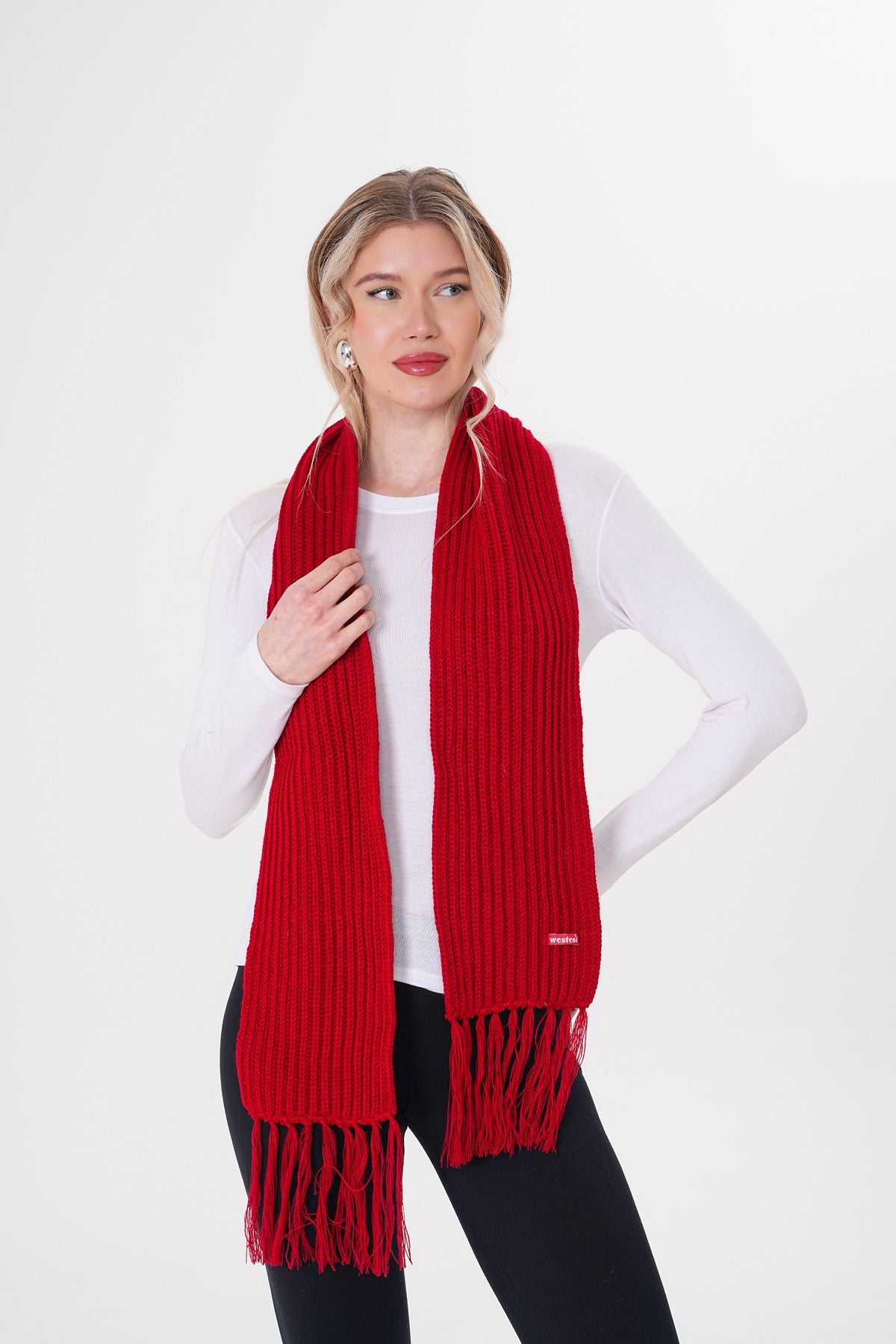 وشاح “ميكازا” الأحمر – توقيع الأناقة الجريئة لهذا الموسم