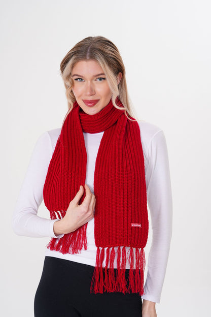 وشاح “ميكازا” الأحمر – توقيع الأناقة الجريئة لهذا الموسم