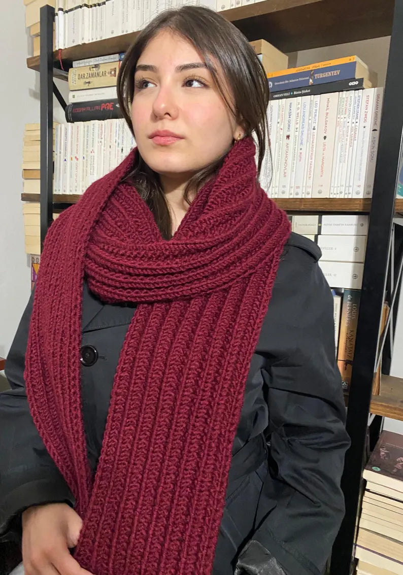 وشاح “ميكازا” الأحمر – توقيع الأناقة الجريئة لهذا الموسم