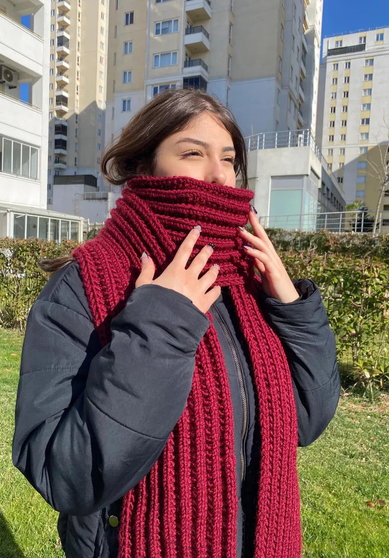 وشاح “ميكازا” الأحمر – توقيع الأناقة الجريئة لهذا الموسم