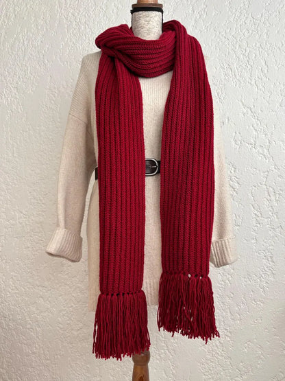 وشاح “ميكازا” الأحمر – توقيع الأناقة الجريئة لهذا الموسم