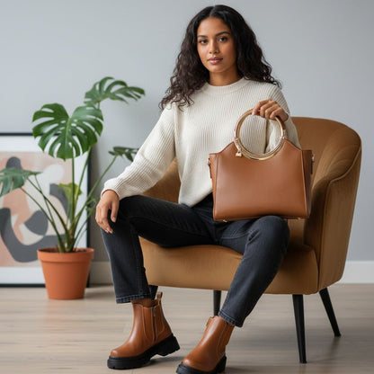 طقم أناقة يومية: حقيبة دائرية مع بوت كاحل عملي