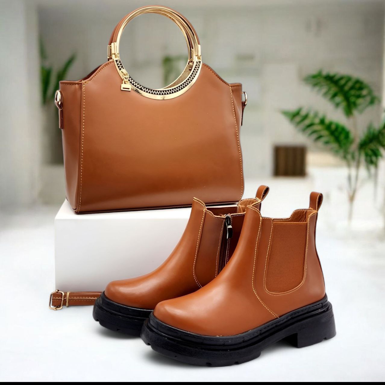 طقم أناقة يومية: حقيبة دائرية مع بوت كاحل عملي