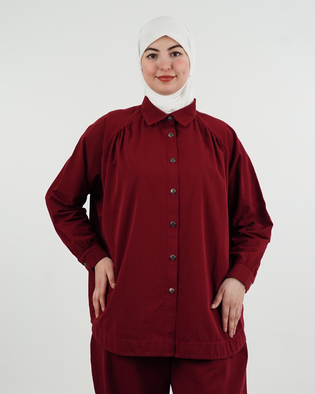 طقم نسائي محتشم وأنيق من قطعتين – قميص بأزرار وبنطال واسع