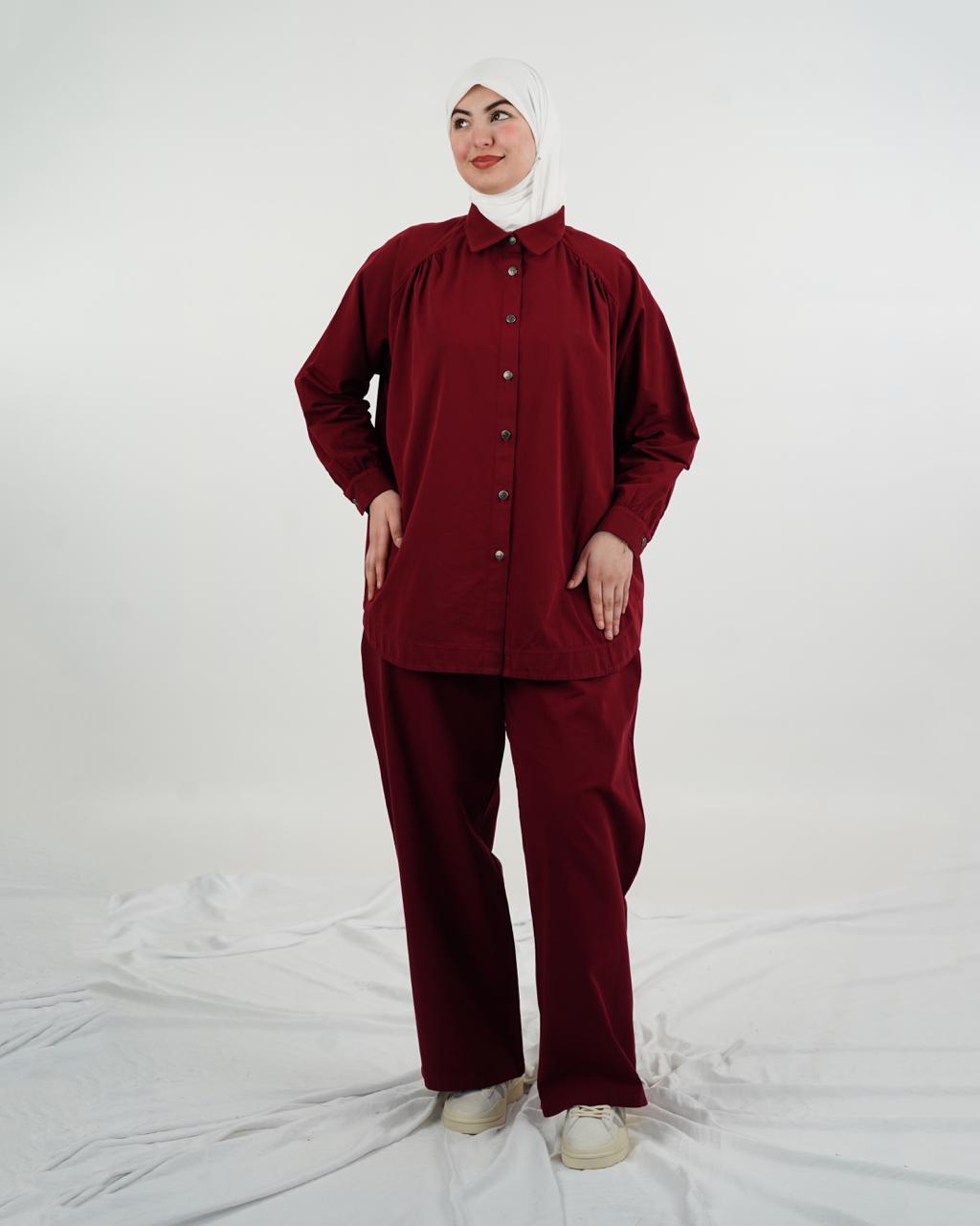 طقم نسائي محتشم وأنيق من قطعتين – قميص بأزرار وبنطال واسع