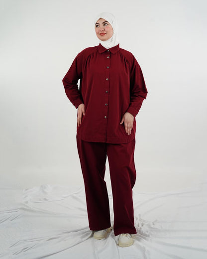 طقم نسائي محتشم وأنيق من قطعتين – قميص بأزرار وبنطال واسع