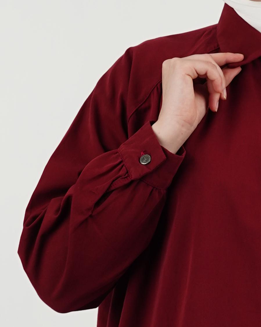 طقم نسائي محتشم وأنيق من قطعتين – قميص بأزرار وبنطال واسع