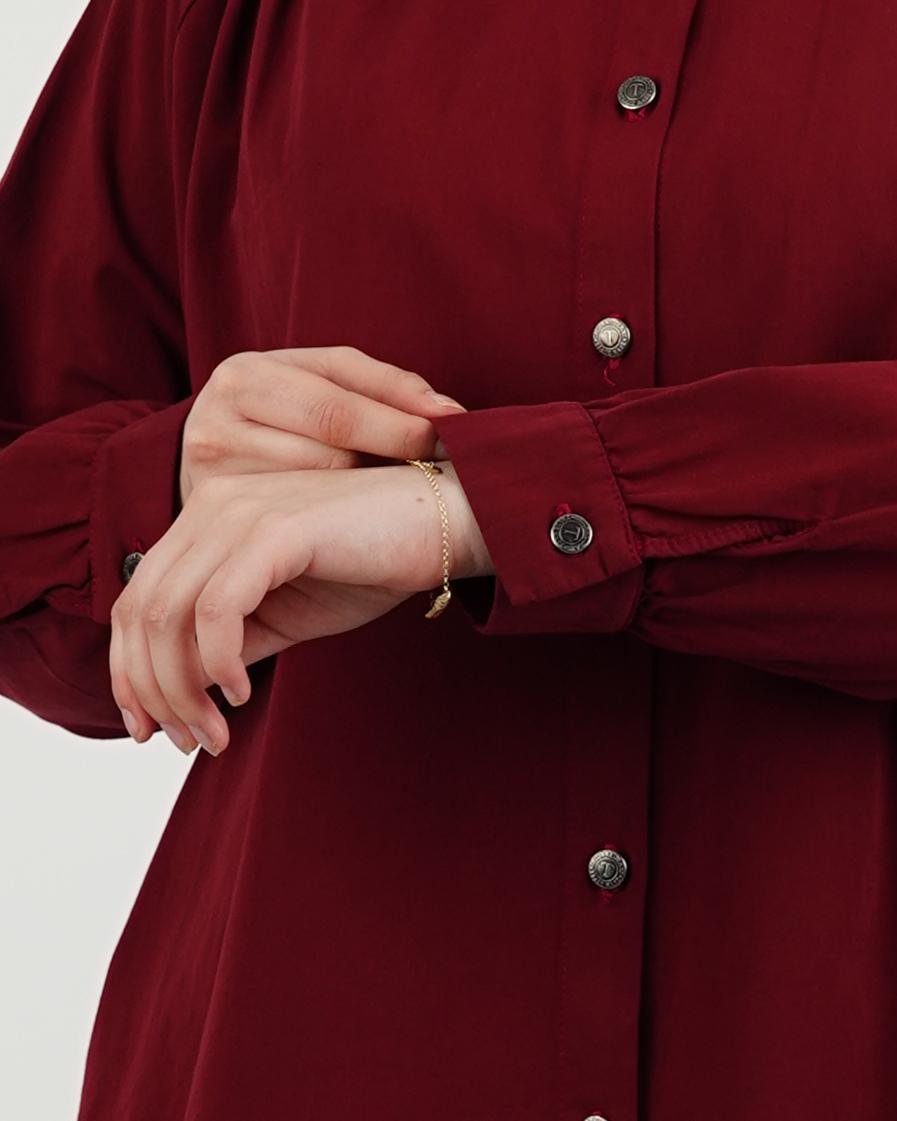 طقم نسائي محتشم وأنيق من قطعتين – قميص بأزرار وبنطال واسع