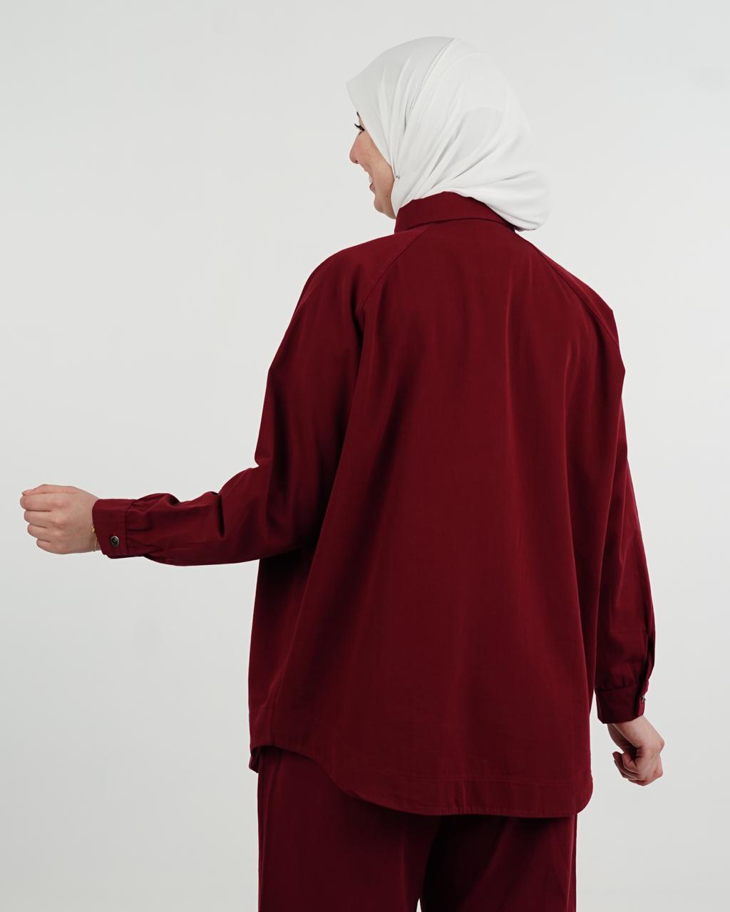 طقم نسائي محتشم وأنيق من قطعتين – قميص بأزرار وبنطال واسع