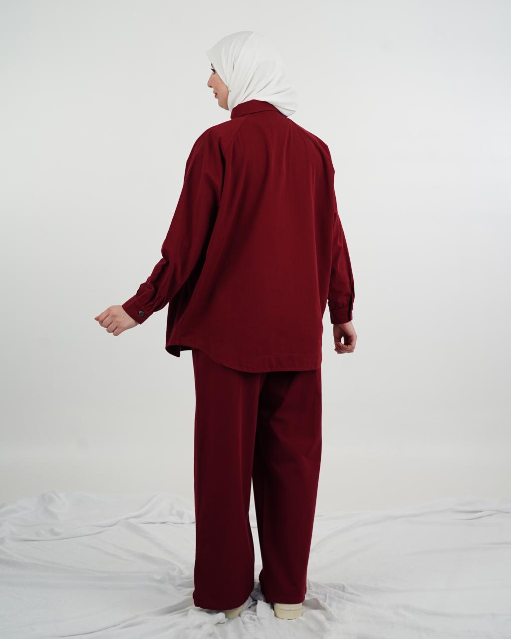 طقم نسائي محتشم وأنيق من قطعتين – قميص بأزرار وبنطال واسع